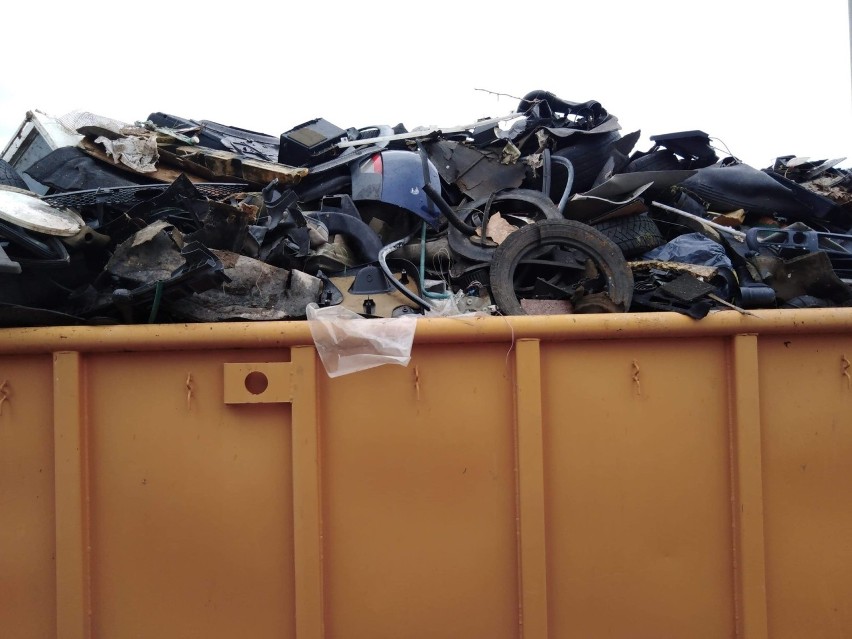 Śmietniki na odpady wielkogabarytowe ktoś zapełnił oponami