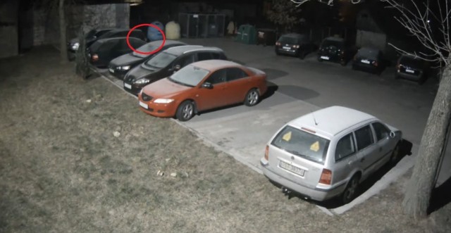 Na nagraniu z monitoringu widać, jak auto się nieco unosi, a zanim jest człowiek.