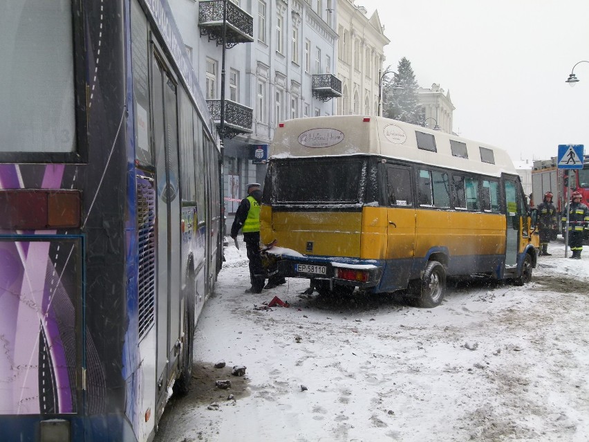 Karambol na Słowackiego. Zderzył się radiowóz, bus i emzetka