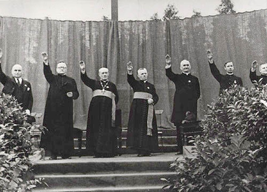 Księża w pozdrowieniu hitlerowskim, Berlin 1933