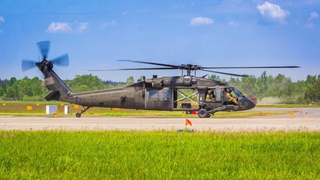 Ćwiczenia z udziałem amerykańskich śmigłowców black hawk w Pyrzowicach i Lublińcu w 2017 roku.