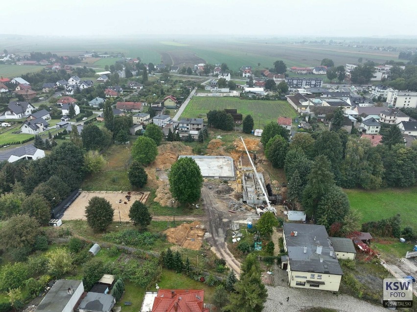 Prace na placu budowy nowego basenu odkrytego w Oleśnie...