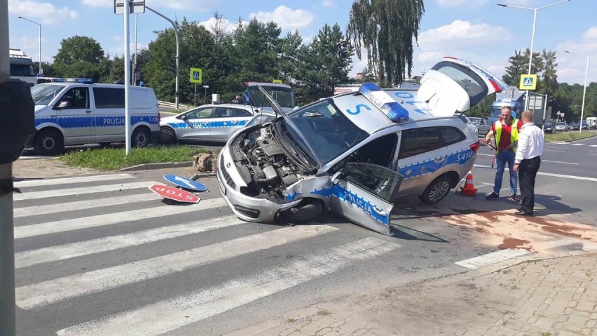 Zderzenie samochodu osobowego i policyjnego radiowozu w Ostrowcu! Dwóch policjantów rannych