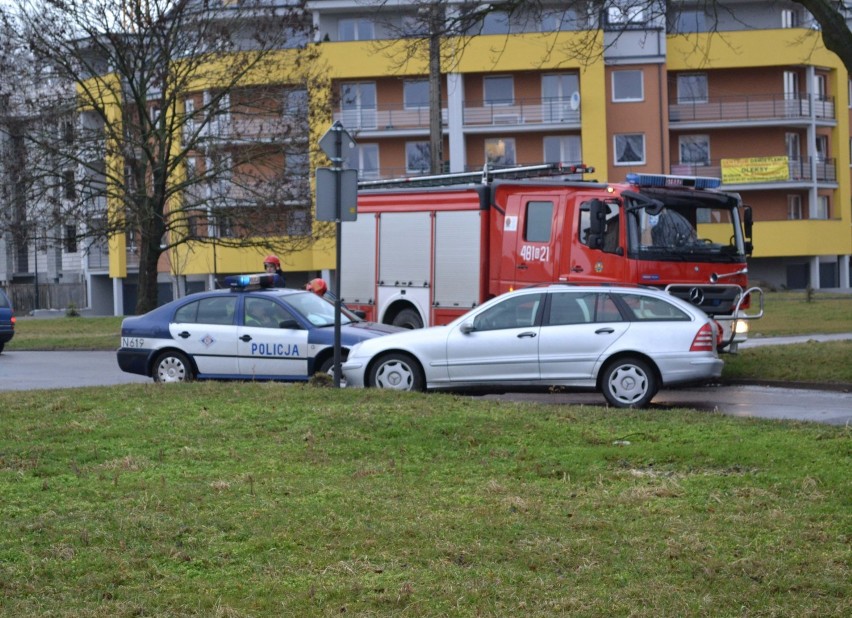 Wypadek na ul. Słowackiego w Malborku [ZDJĘCIA]. Dodge zderzył się z mercedesem 