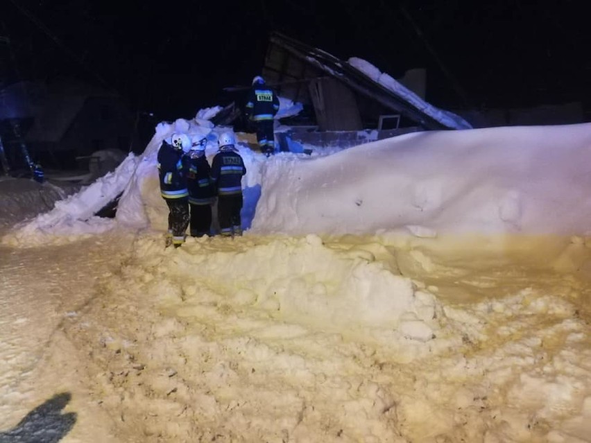 W Koniakowie zawalił się stary, drewniany dom. Pada tyle śniegu, że sytuacja wygląda coraz gorzej (ZDJĘCIA)