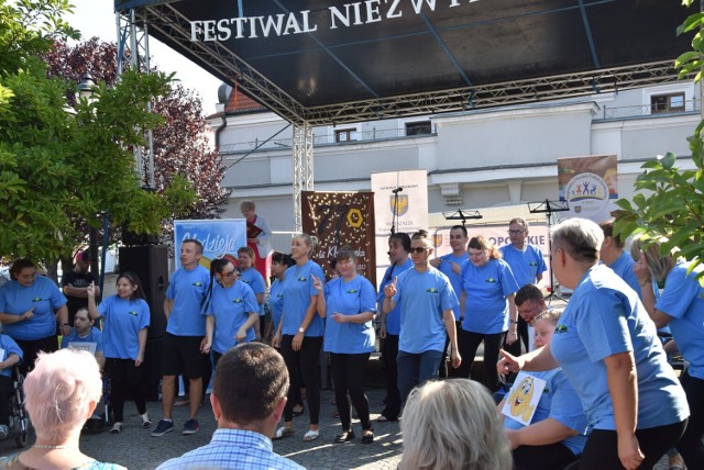 W Kluczborku odbył się Festiwal Niezwykłości, na którym osoby z niepełnosprawnościami po raz kolejny udowodniły, że mają mnóstwo talentów. Na imprezie prezentowało się 27 placówek z województw opolskiego, dolnośląskiego i śląskiego.
