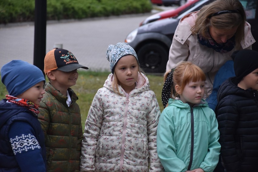 Akcja "Pomachaj Kierowcy" w Śremie. Kolejne grupy przedszkolaków poznały zasady bezpieczeństwa na przejściach dla pieszych [zdjęcia]