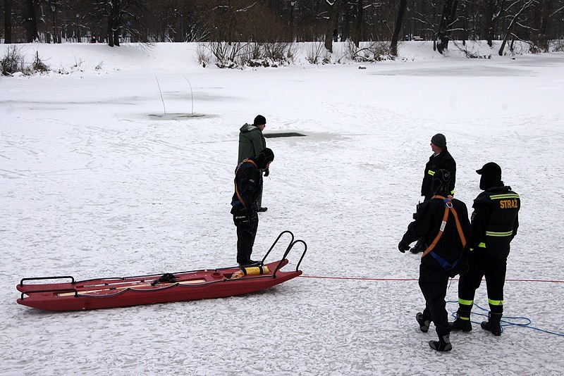 Strażacy z OSP Kalisz ćwiczyli ratowanie tonących pod lodem. ZDJĘCIA