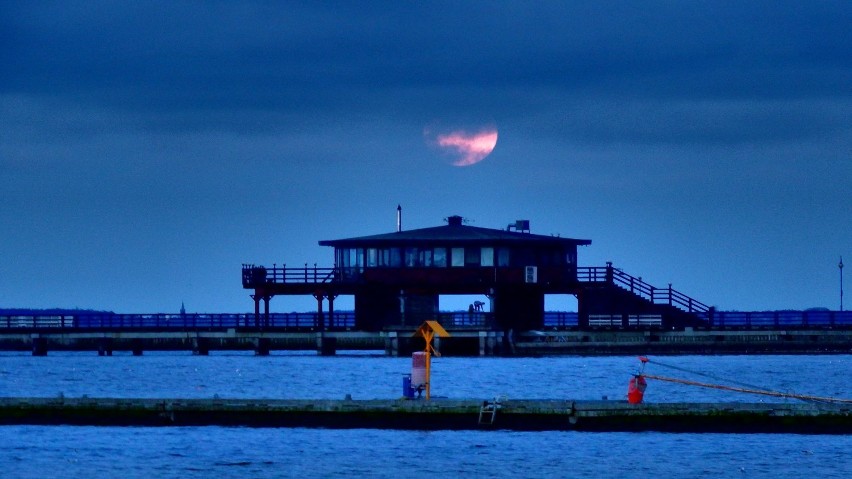 Foto powiat pucki: wielki księżyc nad Zatoką Pucką