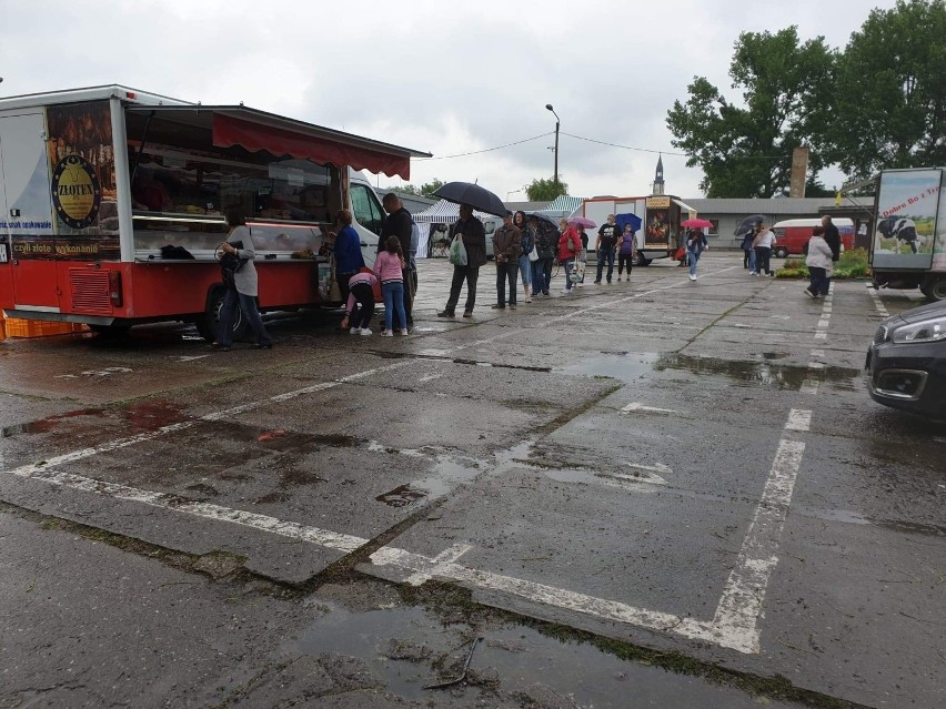 Targowisko Oleśnica. Auto-sklep znajduje się także w...