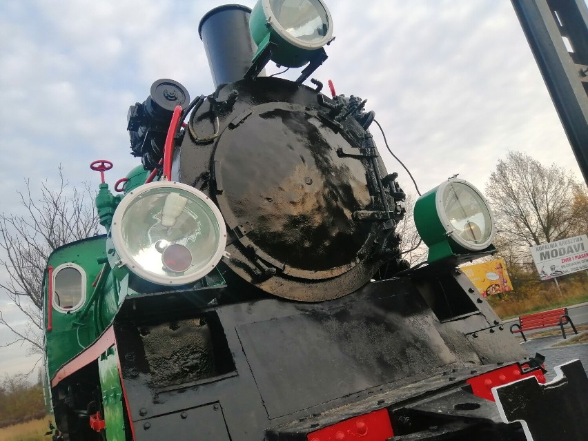 Zabytkowa lokomotywa na wjeździe do Karsznic. Tak teraz wygląda wizytówka osiedla