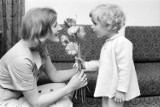 Dzień Matki w PRL-u. Święto ważne dla dzieci i dla... władzy. Jak je wówczas obchodzono? Zobacz zdjęcia