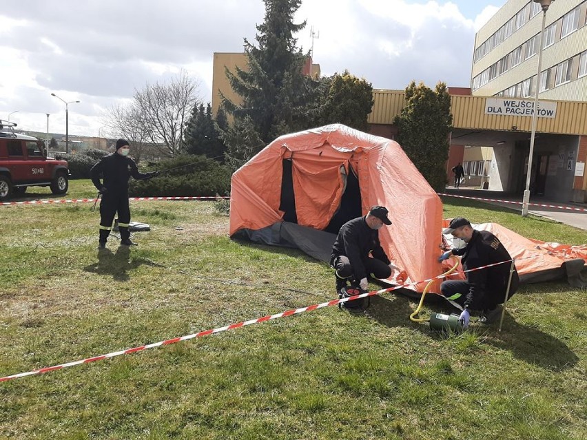 Policcy strażacy postawili namiot przed szpitalem [ZDJĘCIA]