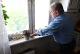 Senior z Kielc od 12 lat prosi o nowe okna. "Boję się, że w końcu szyby wylecą". Zobacz zdjęcia i film 