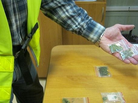Ostrzeszów: Policja zatrzymała 18-latka, który handlował marihuaną. ZDJĘCIA