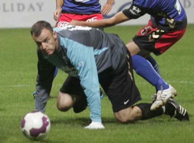 Michał Wróbel nie dał się pokonać piłkarzom Floty, chociaż przy rzucie karnym pomogło mu szczęście