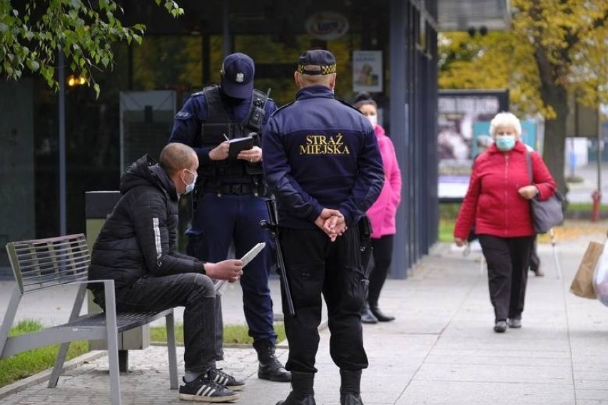 Obostrzenia pozostaną z nami na dłużej