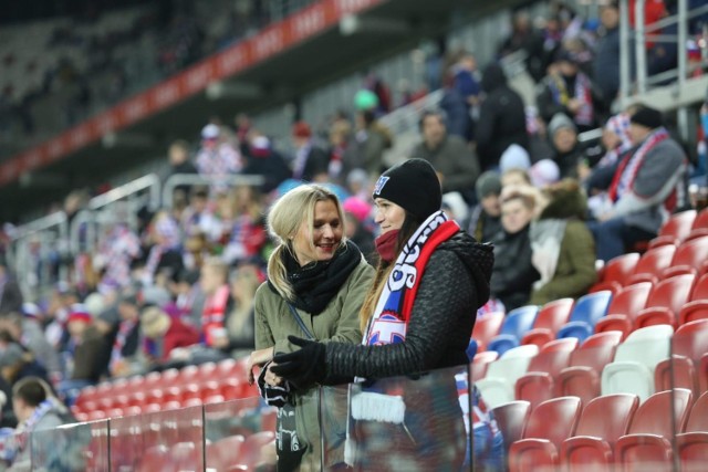 Zdjęcia kibiców Górnika na meczu PP z Chojniczanką

Tak dopingują swoich piłkarzy kibice Górnika Zabrze. Atmosfera na trybunach niemal zawsze jest fantastyczna. Oto doping w czasie meczu z Legią

