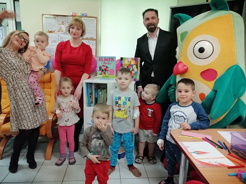 Robert Korólczyk z Kabaretu Młodych Panów czytał bajki dzieciom w szpitalu Latawiec (ZDJĘCIA)