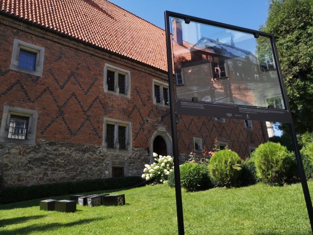 Jedna z planszy pokazuje Dom Długosza – Zbudowany w 1476r. Dom Długosza jest jednym z najlepiej zachowanych gotyckich domów mieszkalnych. Wewnątrz mieści bogate zbiory Muzeum Diecezjalnego.