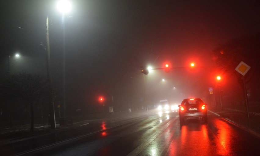 Gęste mgły w Zduńskiej Woli w nocy z piątku na sobotę