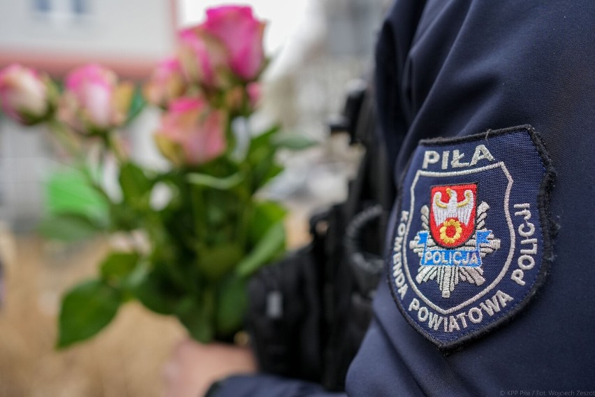 Policjanci wręczali paniom kwiaty i odblaski na ulicach Piły [ZDJĘCIA]
