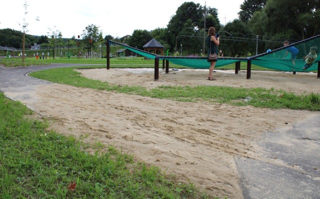 Sensoryczno-przyrodnicza część kompleksu parkowego w Siarach będzie wymagała modyfikacji systemu odprowadzania wód opadowych