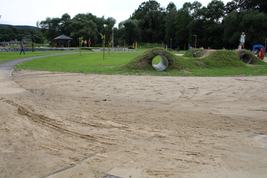 Niedawno otwarty kompleks parkowy w Siarach będzie wymagał poprawek. Widać to odkładnie po ostatnich ulewach