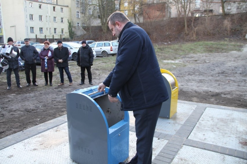 Tczew. Do użytku przekazano nowoczesne podziemne pojemniki na odpady [ZDJĘCIA]