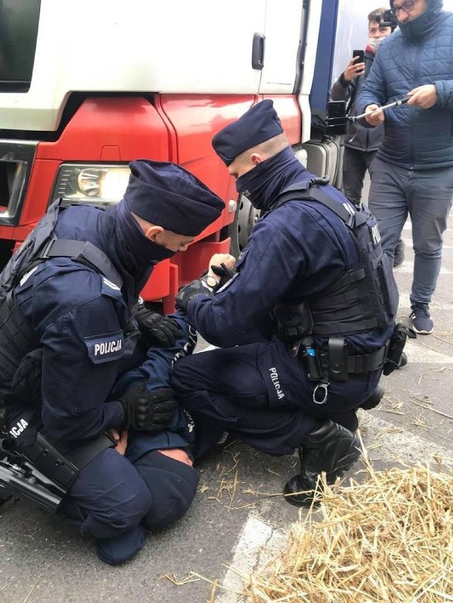 Lider Agro Unii skuty kajdankami przez policję