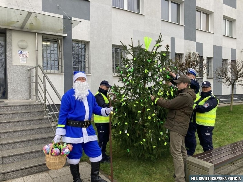 Odblaskowa choinka stanęła przed komendą policji w Końskich. Zobacz zdjęcia