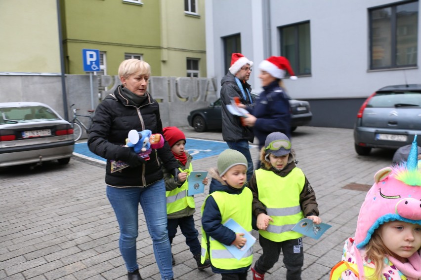 Policjanci i dziennikarze pomocnikami świętego Mikołaja [zdjęcia] 