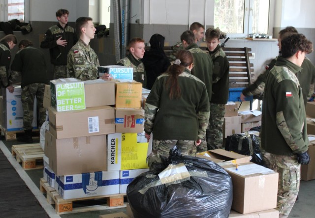 Młodzież z klas mundurowych ZS 1 w Golubiu-Dobrzyniu pomagała jako wolontariusze w powiatowym magazynie materiałów przeznaczonych na pomoc dla Ukrainy