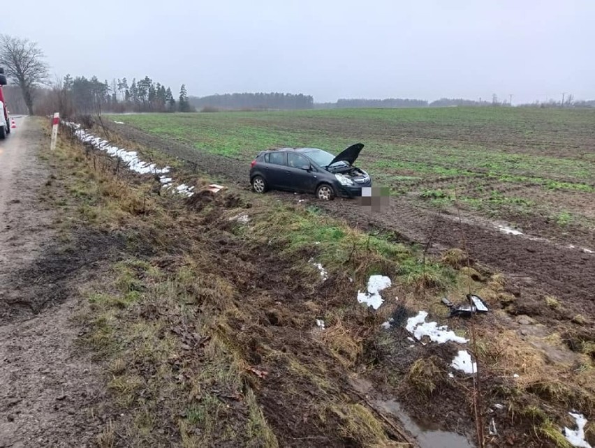 Wypadek w Miłowie (gm. Przywidz). Samochód wypadł z drogi i dachował. Jedna osoba ranna