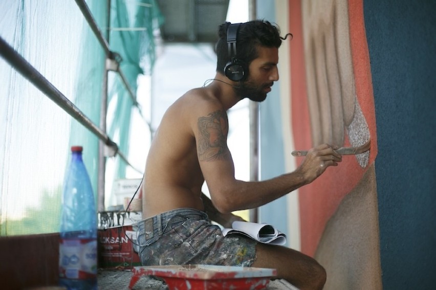 Camilo z Urugwaju tworzy na ścianie bloku przy ul. Pilotów...
