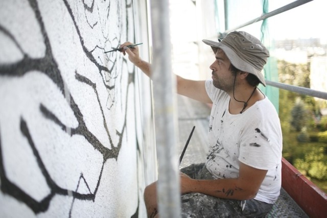 Pablo Sanchez Herrero realizuje projekt na 36-metrowej ścianie bloku przy ul. Pilotów 16a