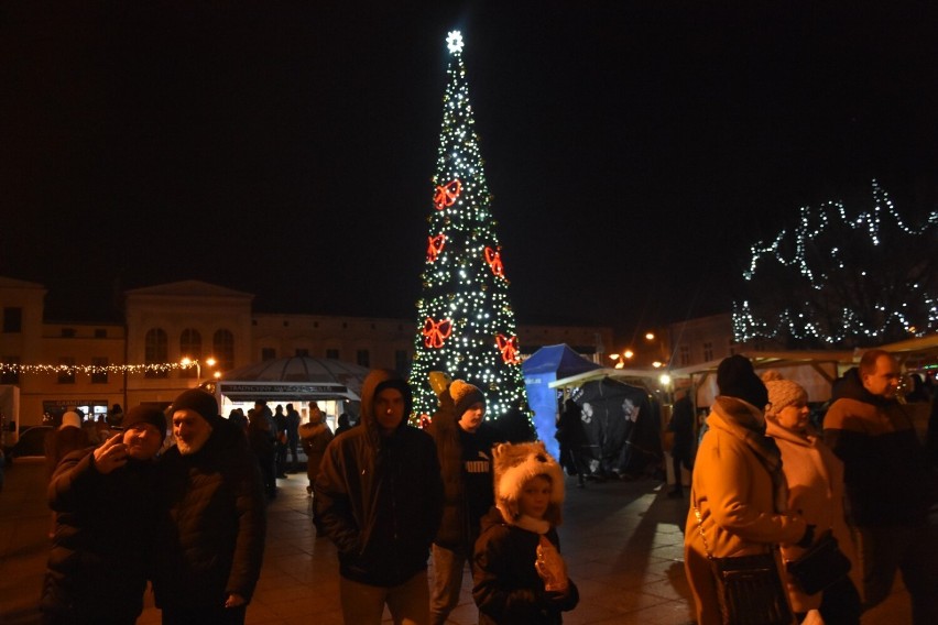 Na Rynku w Wągrowcu rozbłysła świąteczna choinka. Iluminacje w tym roku są skromniejsze 