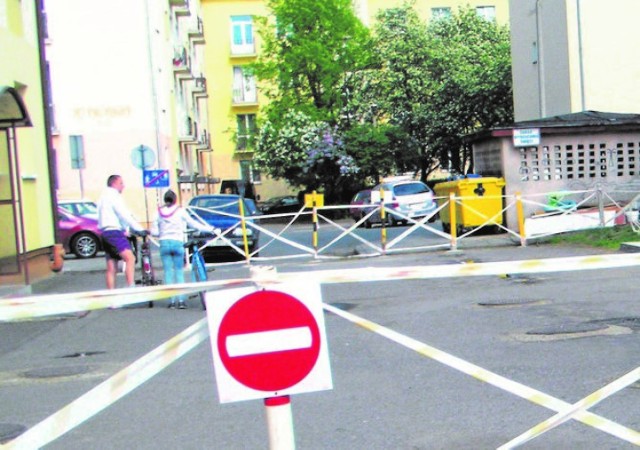 Ogrodzony plac, pod którym znajdują się piwnice i nieczynne od lat pomieszczenie na węgiel, którym palono w starej kotłowni