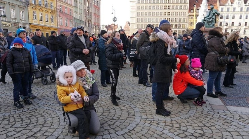 Na wrocławskim Rynku kilkaset osób uczestniczy w pogrzebie prezydenta Gdańska Pawła Adamowicza [ZDJĘCIA]