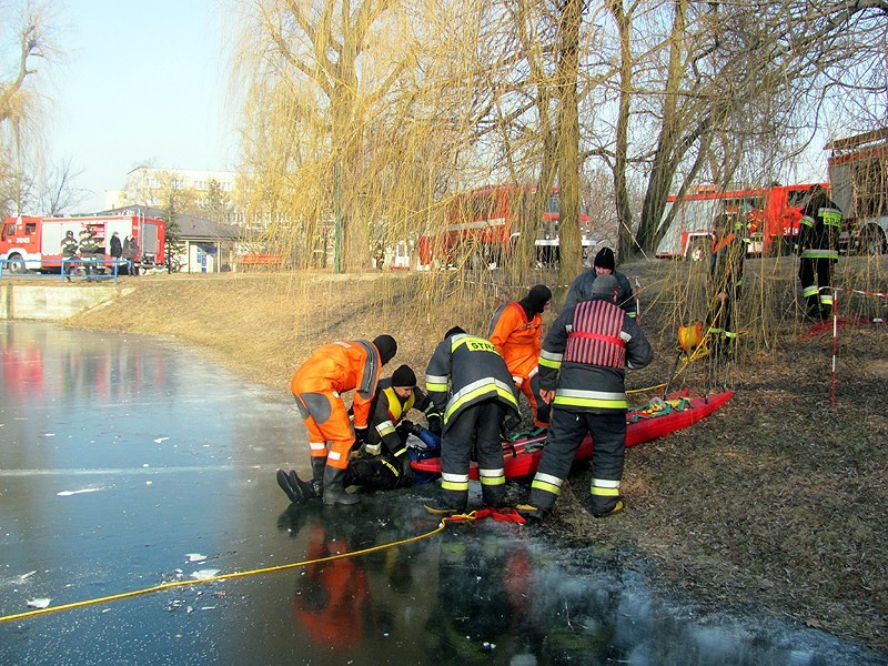 Kaliscy strażacy ćwiczyli ratowanie tonących pod lodem. ZOBACZ FILM i ZDJĘCIA