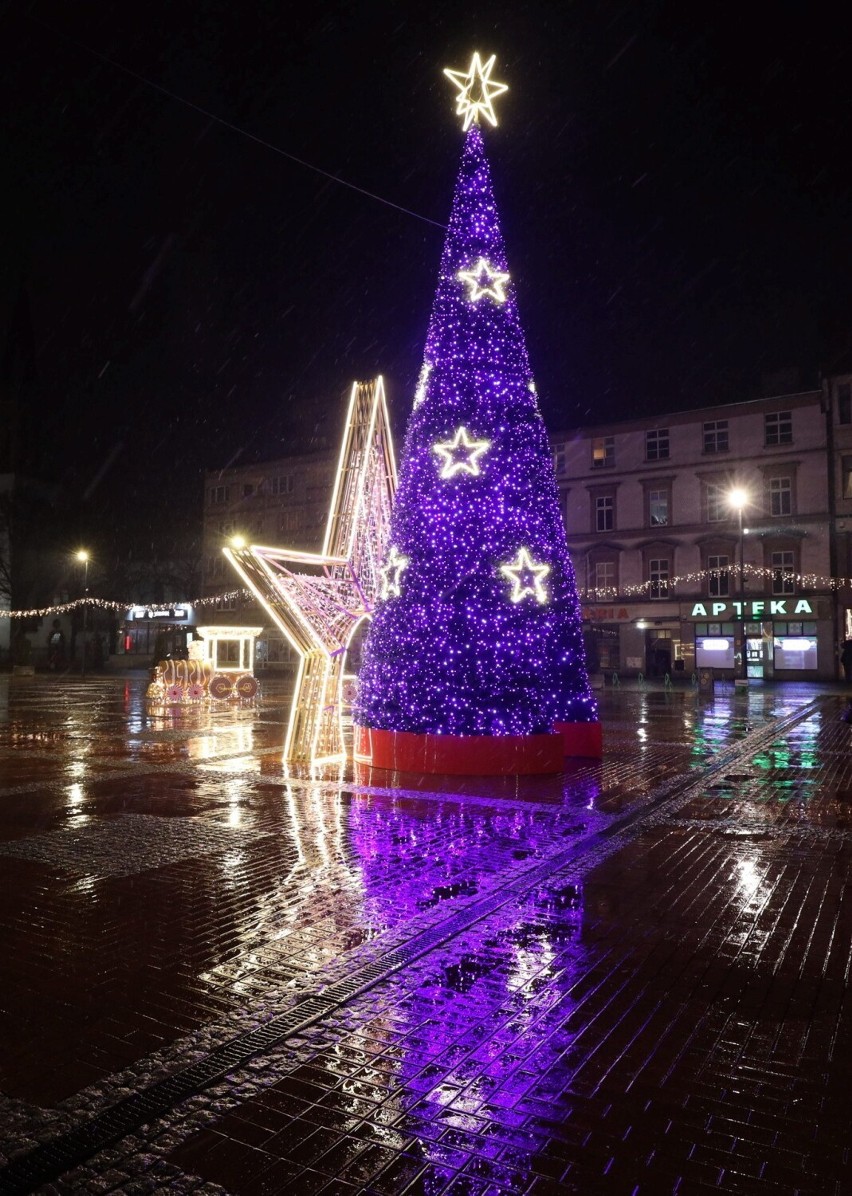 Choinka na rynku w Bytomiu. Miasto postawiło na energooszczędne iluminacje i dekoracje. Jest pięknie!