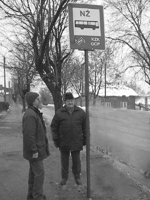 Andrzej Grzybek i Piotr Stelmach czekają na autobus na nowym przystanku.