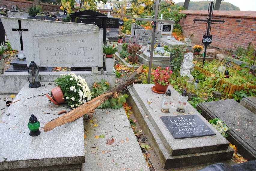 Piątkowa wichura wyrządziła szkody na kartuskim starym cmentarzu i Parku Solidarności