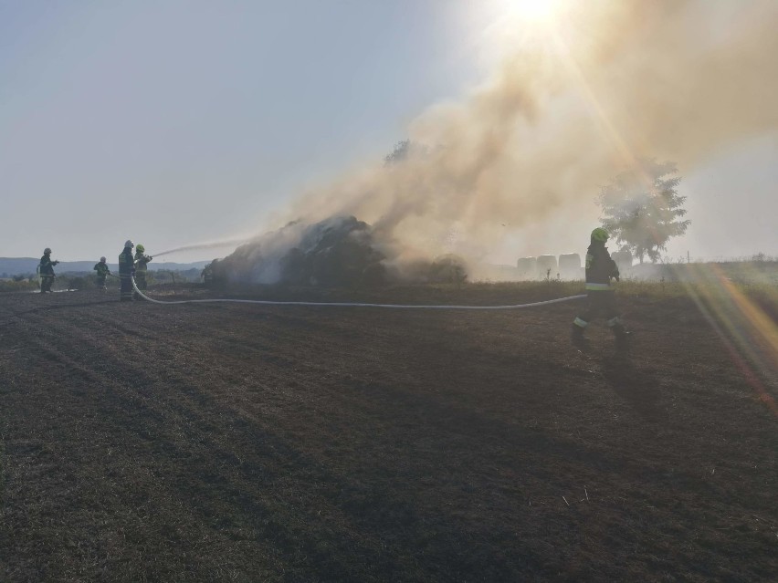 Strażacy gaszą pożar dużej sterty słomy