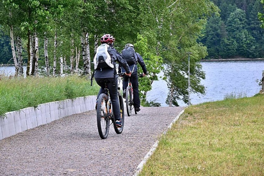 Ścieżki i trasy rowerowe przyciągają wielu użytkowników,...