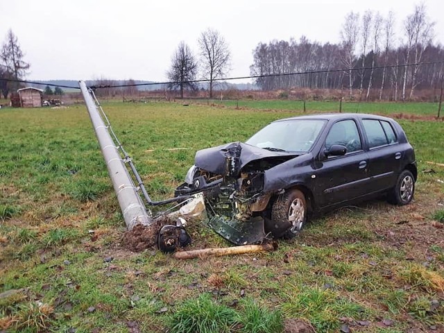 W Nekli auto uderzyło w betonowy słup trakcji elektrycznej