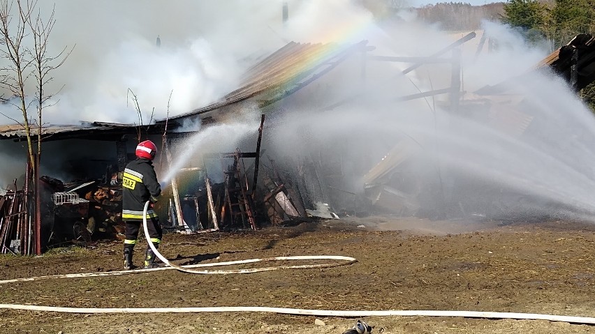 Pożar budynku gospodarczego w Węgorzynku (gmina Miastko). Spaliły się maszyny rolnicze (zdjęcia+wideo)
