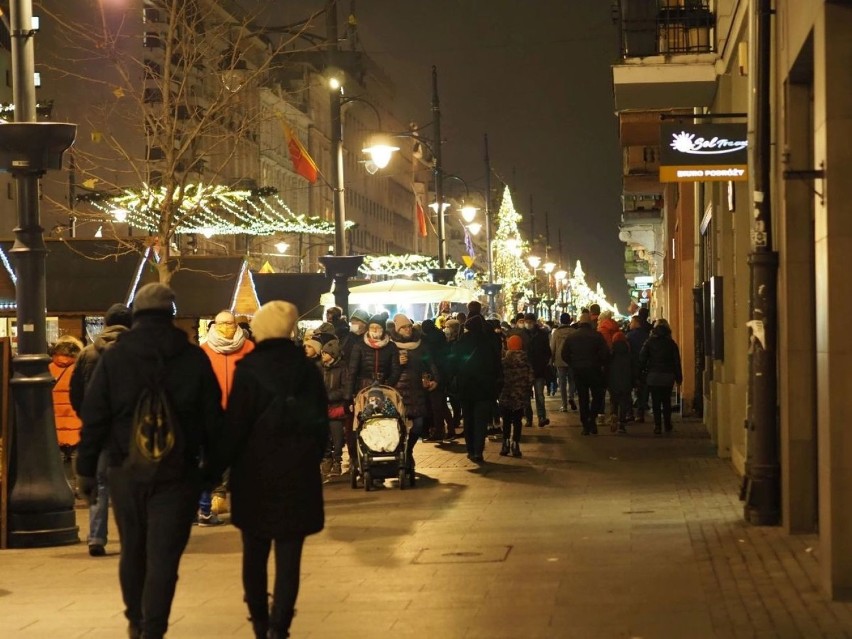 Na Piotrkowskiej dziś ruch jak latem! Łodzianie tłumnie odwiedzili najpiękniejszą ulicę Łodzi! ZDJĘCIA