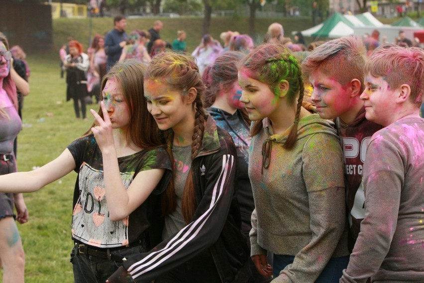 Holi Festival, czyli Święto Kolorów to impreza uwielbiana...