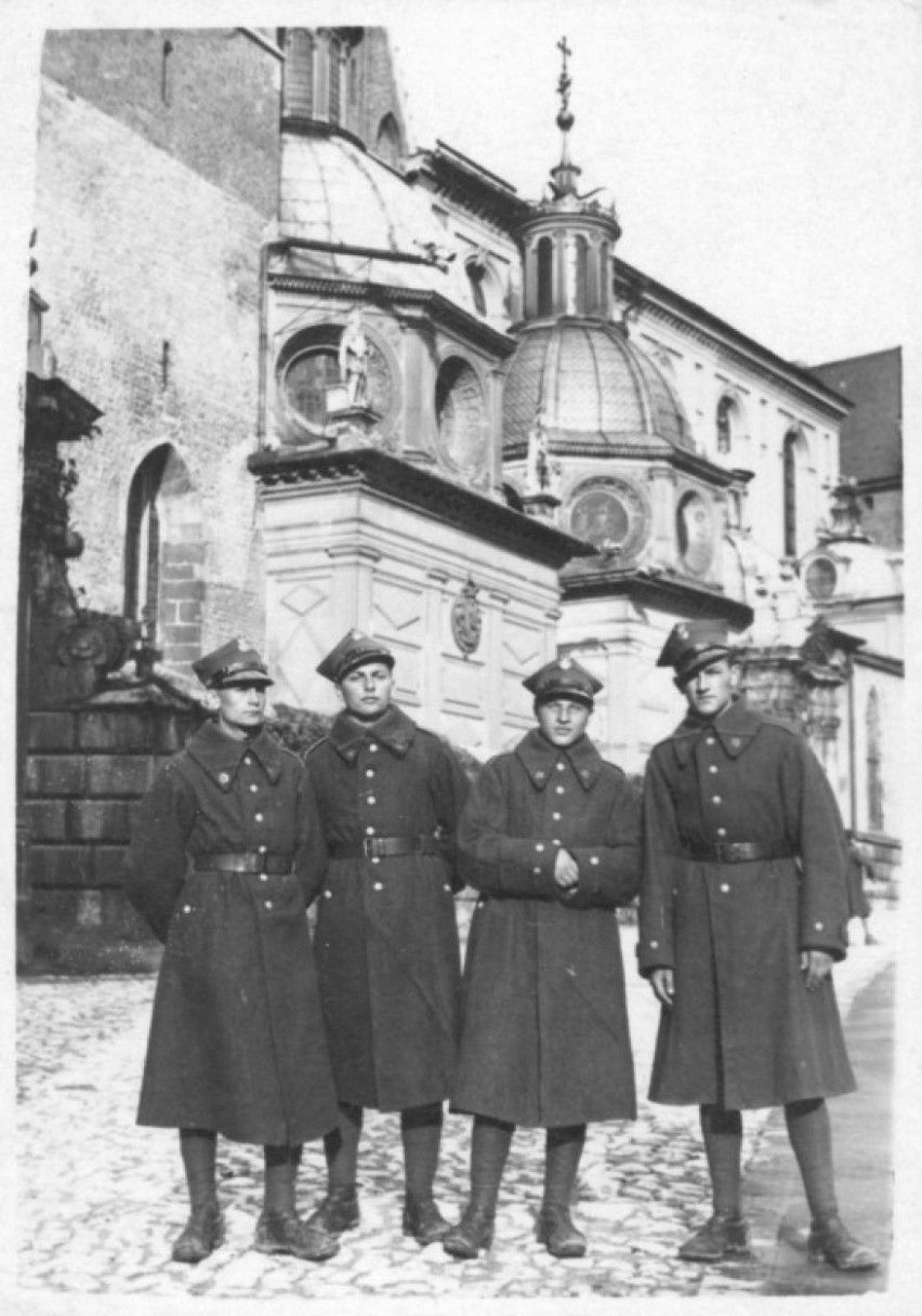 Zdzisław Baszak (drugi z lewej) w podchorążówce 1938/1939 r.